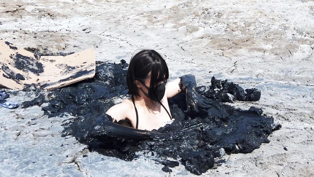 伪娘泳装白丝踩泥陷泥-8