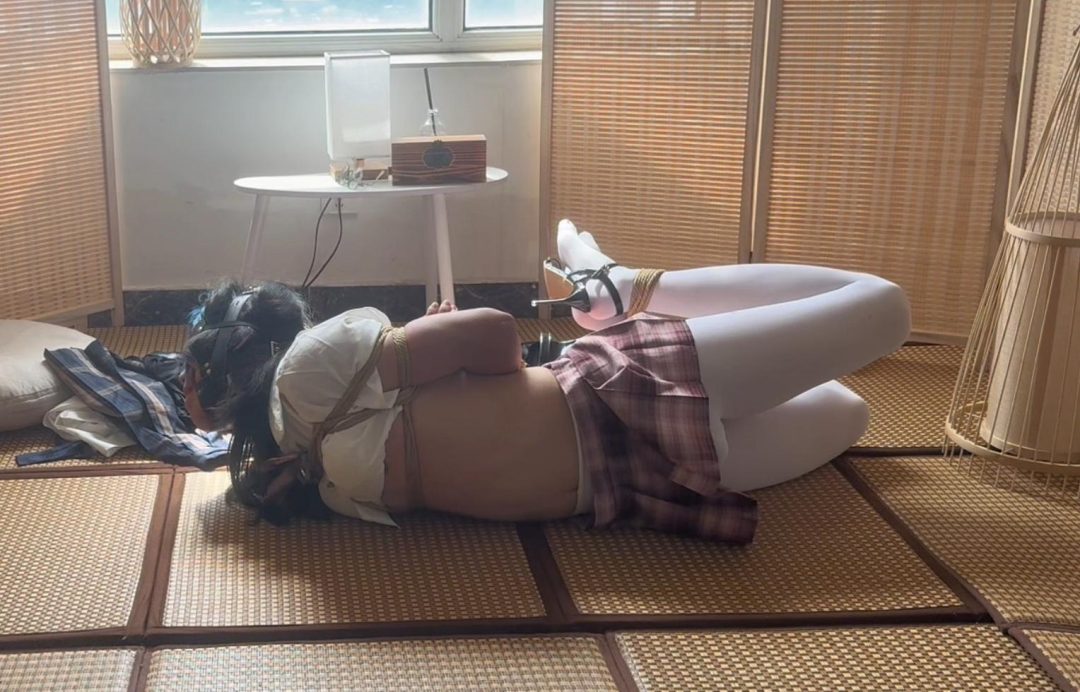 【柚里】南娘柚里面试绳艺公司，被要求换超短裙jk自缚，柚里因为放心就打了死结但hr突然离开让柚里独自无限期挣扎解脱…柚里能否脱出呢～-4