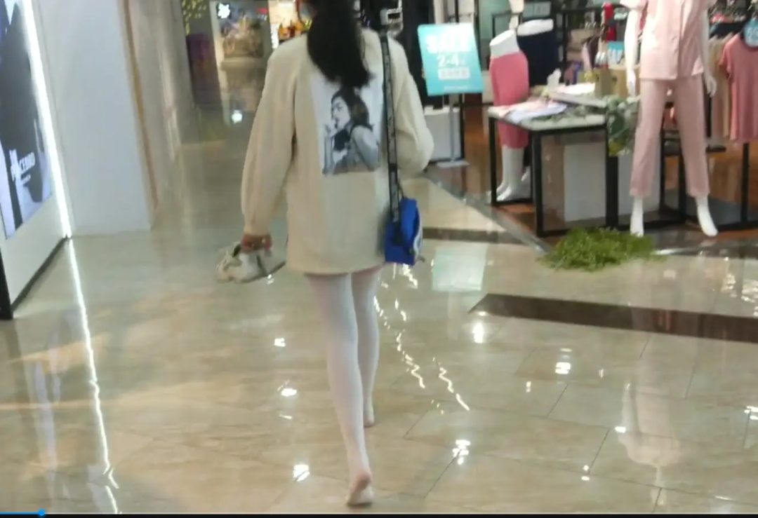 商场白丝jk赤脚散步 不惧众人违规-3