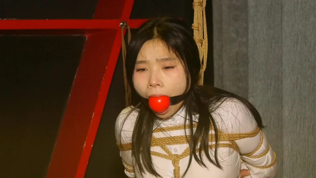 女M被戴上超级大口球-3
