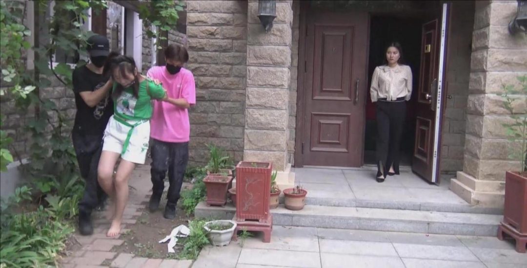 《小区里的绑架》上集 美女娜娜被人绑架带到黑窝，被关押在一个房间里，娜娜找准时机逃出去-2