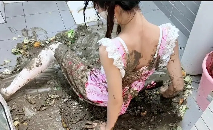 lolita白丝浴室垃圾堆泥巴重口调教-7