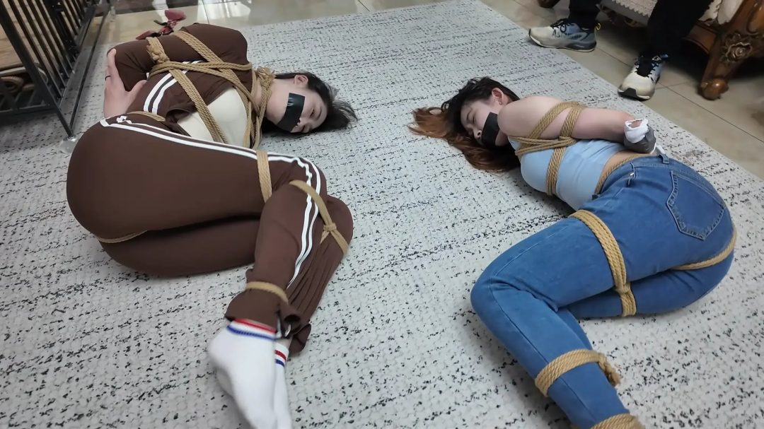 枫叶工作室原创定拍 剧情片—《旅途噩梦》第1集 雨诺徒步旅行遭遇人F夫妻 南清出手相救反被治服-18 枫叶工作室原创定拍 剧情片—《旅途噩梦》第1集 雨诺徒步旅行遭遇人F夫妻 南清出手相救反被治服-18