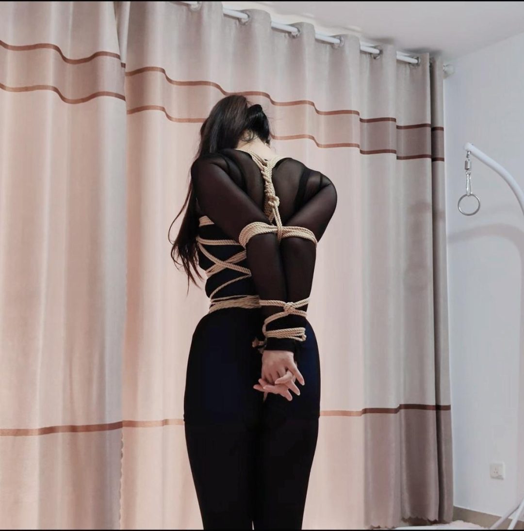 商场气质营业员美女紧缚直臂双腿直立跪吊大号口球TJ-4