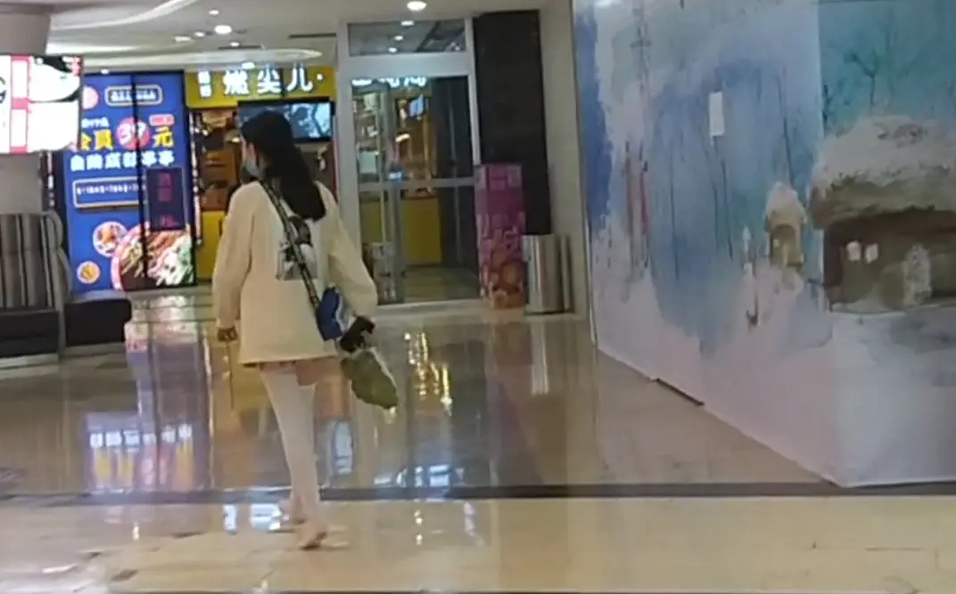 商场白丝jk赤脚散步 不惧众人违规-5