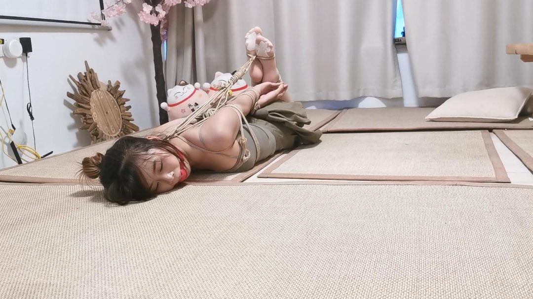 奥特曼定拍：小荣绳艺初体验 小吊带直臂驷马口球放置在小茶几上-6