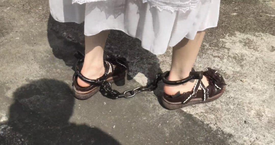 【琳媚】定拍 天台镣铐LOLITA 极品大白脚 走路晃悠脚疼抚摸扯链子（二）-4