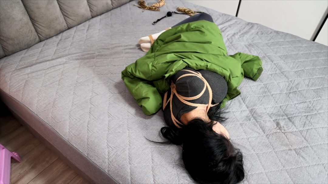 晴子大床上的例行训练第三季，大长腿、脏白袜、欧式直臂、股绳驷马放置，附赠10公分凉高美足自我展示片段,，晴子被冻感冒了-4