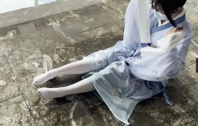 汉服白丝少女地库男厕所打滚弄脏-5
