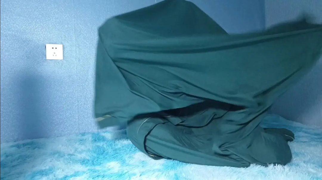 床单包裹，是不是在加厚点，本想让她穿上丝袜睡袋在包裹-2