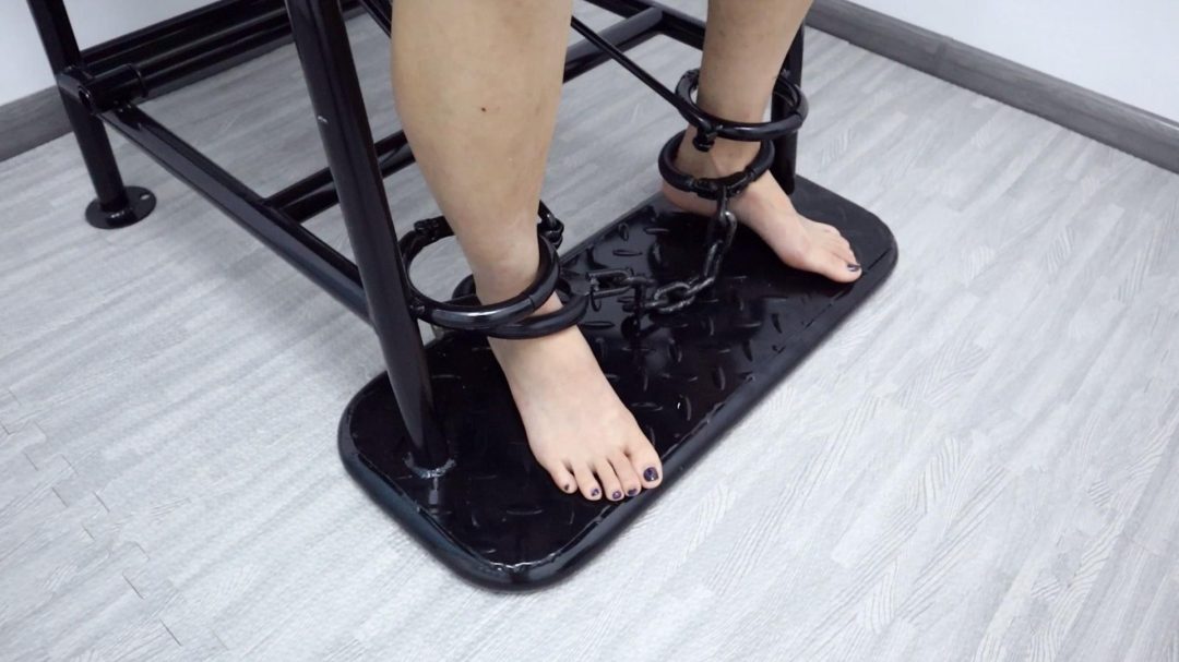 小欣 假自首瞒报 被严厉审讯审判处决 挠脚挠全身TK 手铐脚铐脚趾铐-10