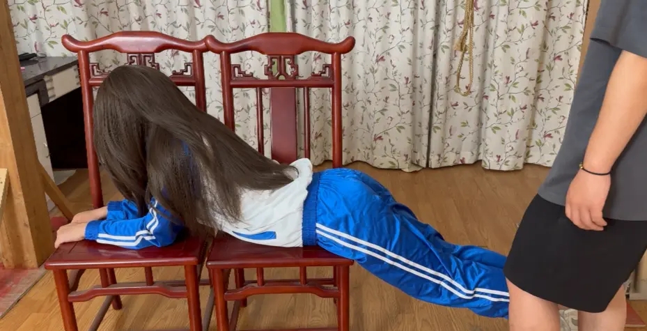 18岁女高中生上课不好好听课的后果（SP）-2