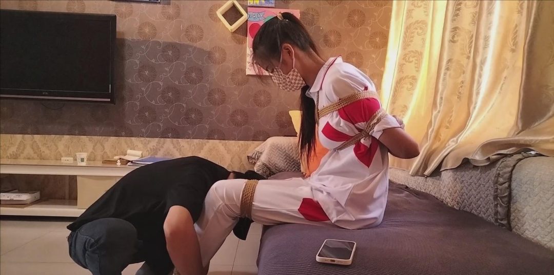 网恋被骗，遭男子玩弄，抗肩打屁股，痒痒脚丫，口球蒙眼，最后驷马放置，为自己任性买单-2