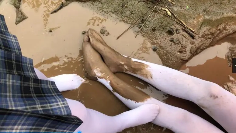 lo娘白丝雨天被jk白丝娘踩在泥水里蹂躏 被迫在公厕爬行-2