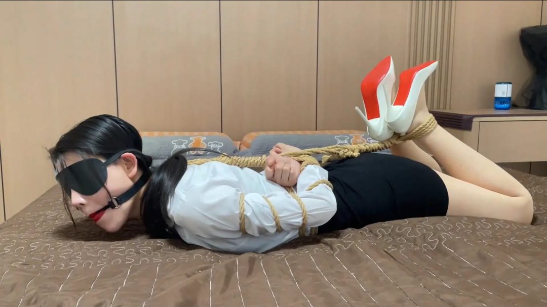【云雀定拍】《不自量力的女飞贼 上》女特工居家自缚太过大意,女飞贼趁虚而入将其迷晕并捆绑玩弄-4 【云雀定拍】《不自量力的女飞贼 上》女特工居家自缚太过大意,女飞贼趁虚而入将其迷晕并捆绑玩弄-4