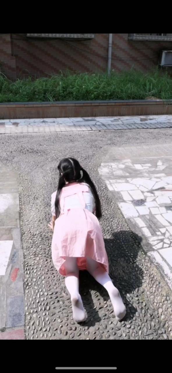 萌妹子双马尾白丝户外弄脏-1