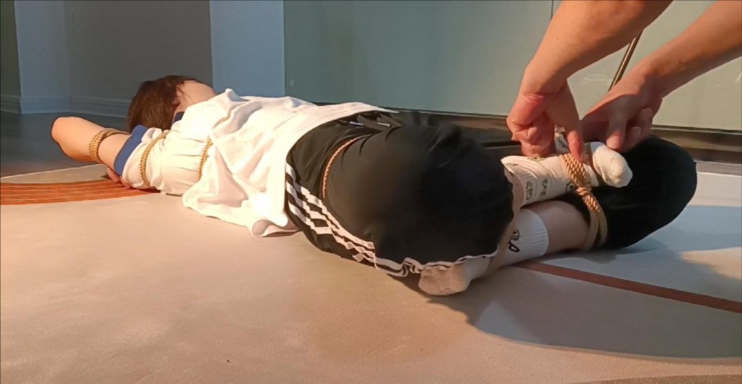 勇敢的假期工佳乐，少女、瑜伽与绳之反手、莲花盘缚，痛与痒的另类游戏-8