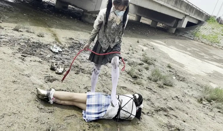户外臭水沟双人白丝女奴Jk调教-1