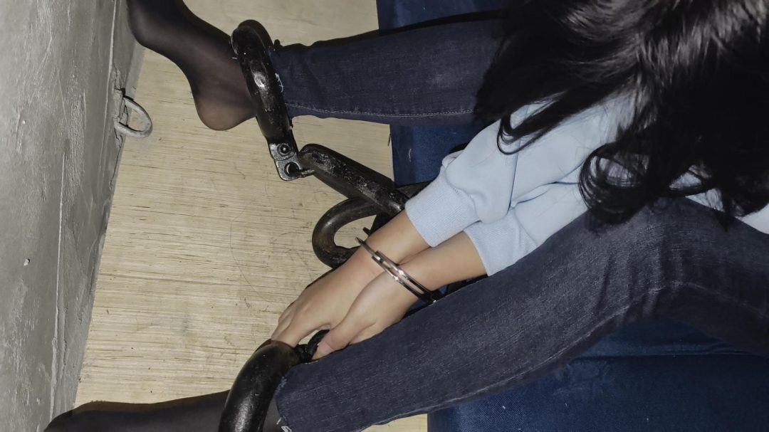 【忘忧社工作室】女犯被抓获并指控为贩卖 罪。在审讯过程中，她起初否认涉 ，但最终被吊起手，拷问，承认进行贩-1