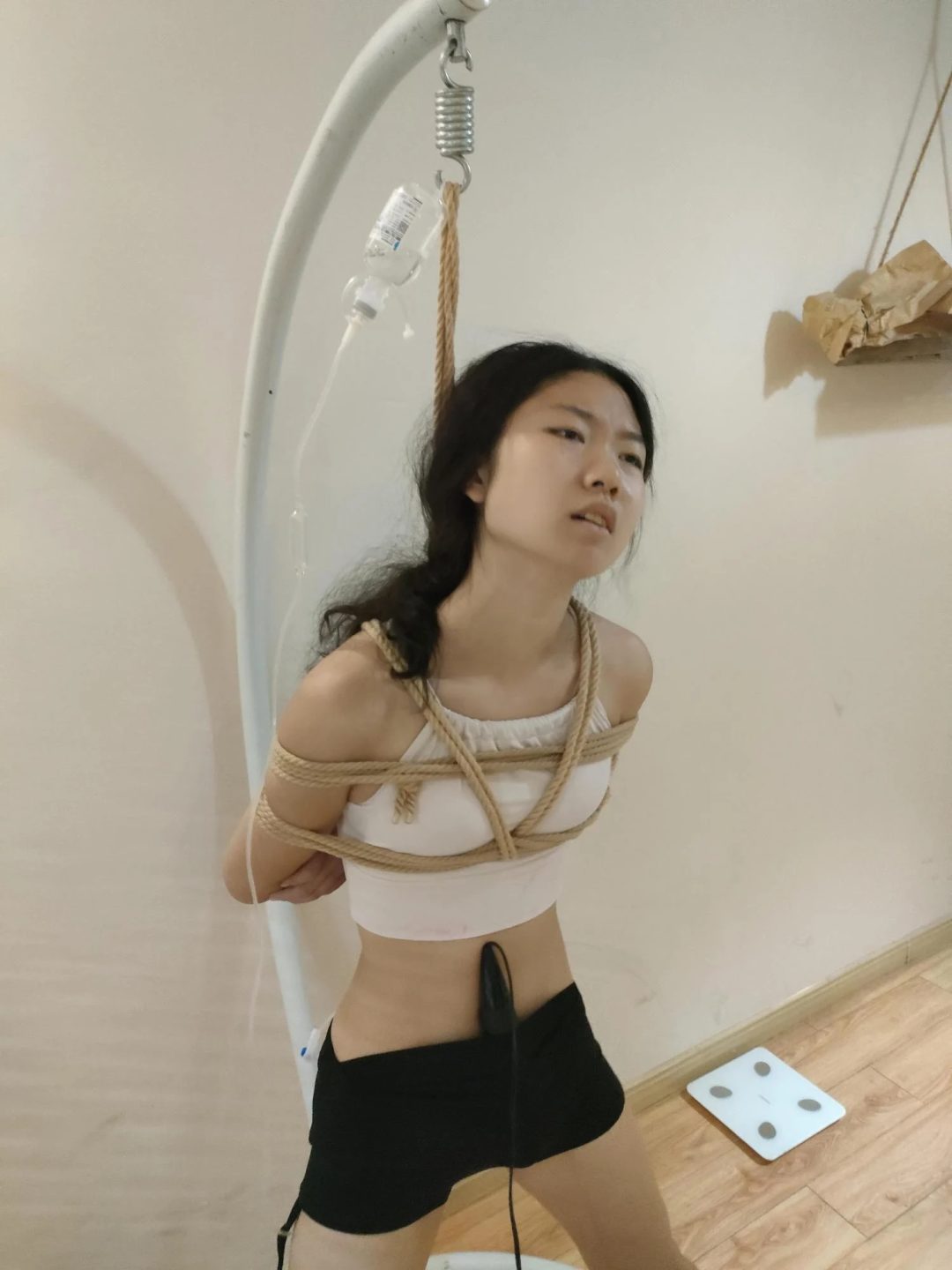 瑜伽少女浴室紧缚闷绝（冰桶挑战+模拟射经+加贴官+针筒灌肠+点滴灌肠+淋雨湿身+绳艺紧缚+sm调教+吊绑）-9