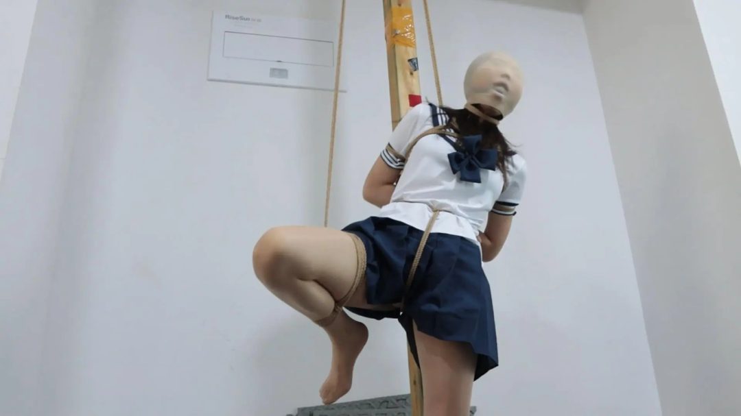 《剧情片做人不要太苛刻 下》 劫匪怒火中烧将恩可单腿吊缚起来进行调教，恩可胶带封眼丝袜蒙头彻底失去自由-17