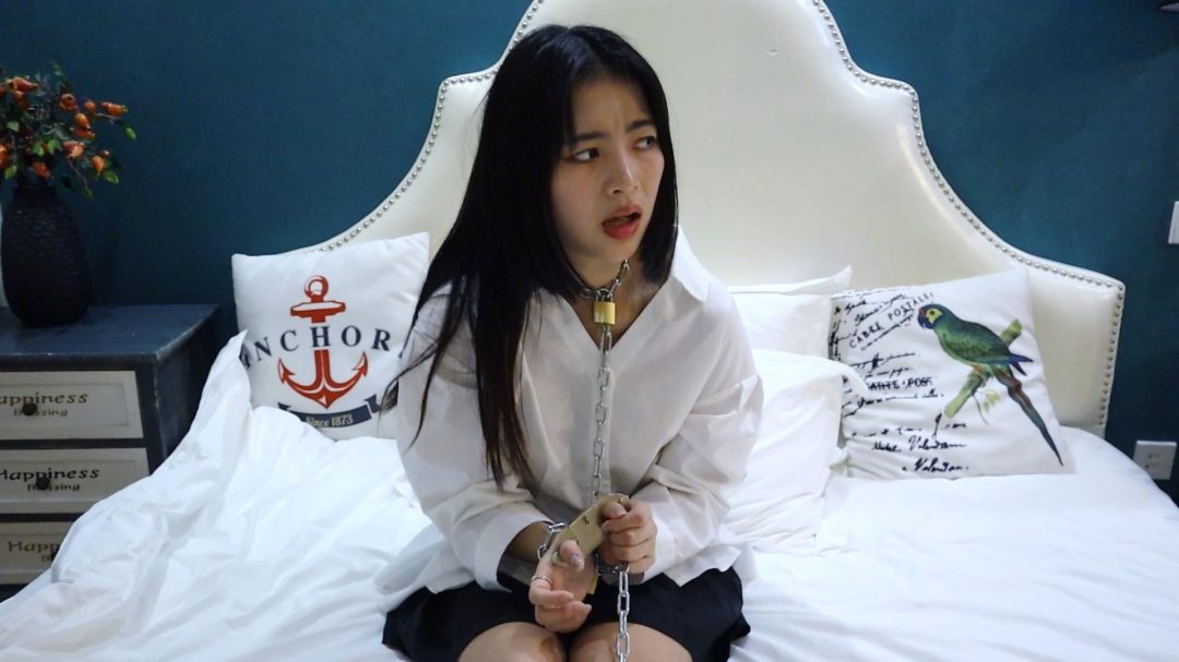 女主播吱吱被猥琐男粉丝骚扰绑架一起直播玩镣铐挠脚心TK 手铐脚铐脚趾铐-12
