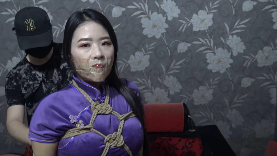 定拍转公映《封嘴》 大胸M胶带封嘴，花样龟甲捆绑不锈钢枷拘束-3