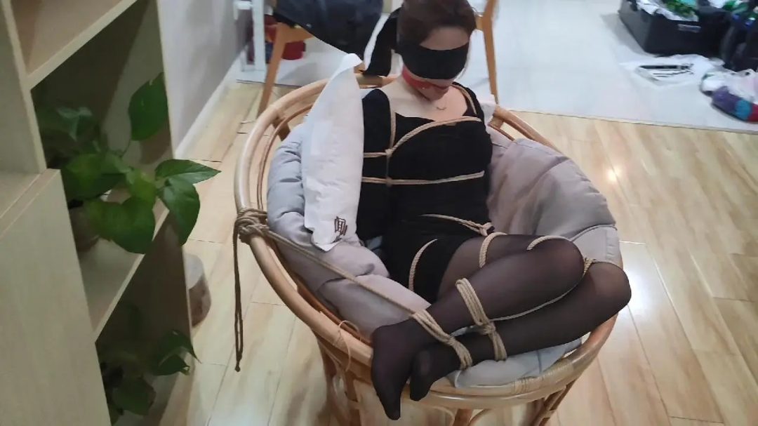 约拍系列 黑丝美女被缚圆椅，驷马捆绑-5