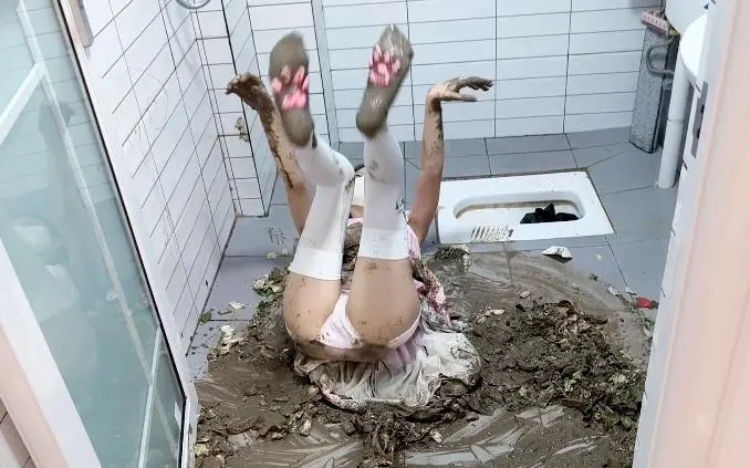 lolita白丝浴室垃圾堆泥巴重口调教-1