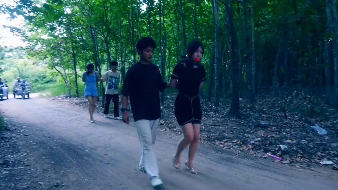 定拍转公映《双花卧底 》 第二集 两美女秘书在押往总部时候路上逃跑可惜又被抓回来-11