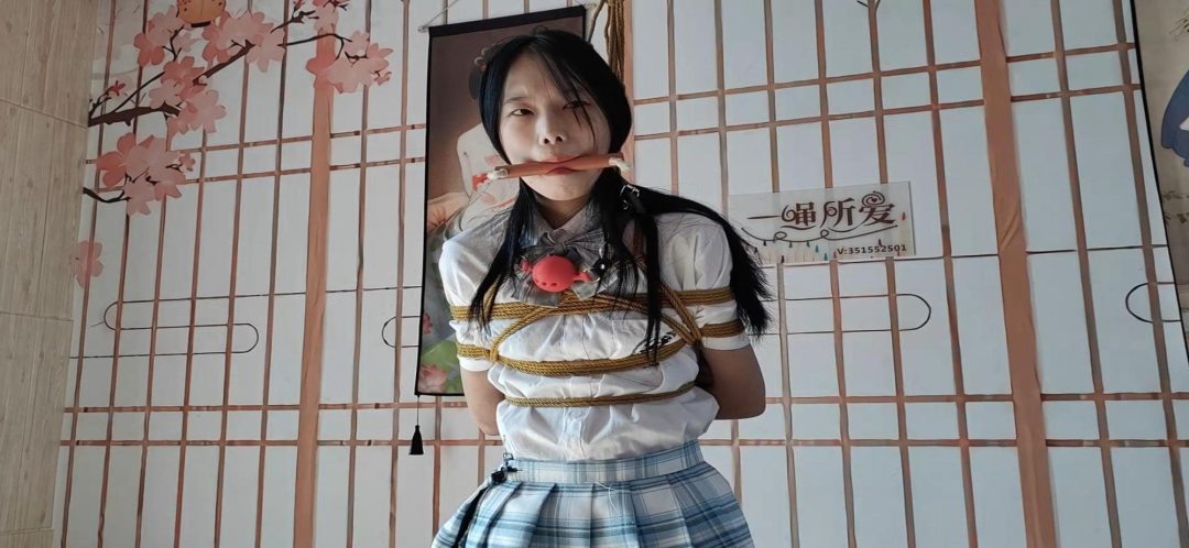 新模小英《日式吊缚站立放置》超长时间放置，堵嘴元素比较多，口球，木棍，口枷，口枷嘴撑到最大，口枷整整咬了半小时，低血糖整整坚持了一小时，差点哭了-5