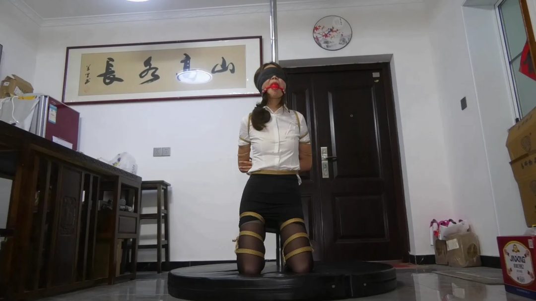 定拍转公映《绑票 》 中集 女孩做错事被捆绑带来道歉女王看到折腾自己的女孩气就来了，她要开始报仇-4
