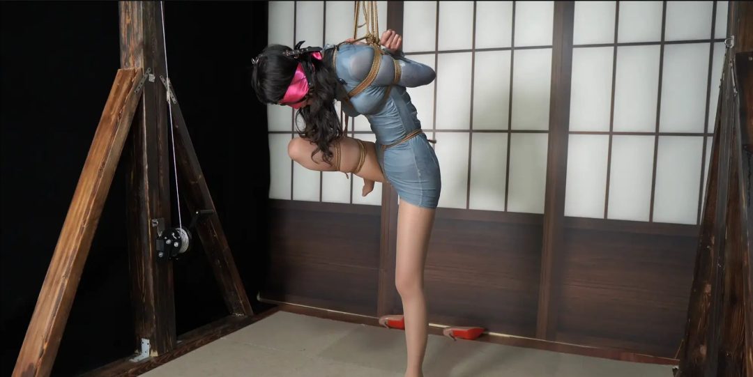 【试炼工作室】小缘蓝色旗袍肉丝 日式反绑 吊缚 胸缚 高手缚 单脚 吊缚 眼罩 蒙眼 放置痛苦哀嚎口水直流-4