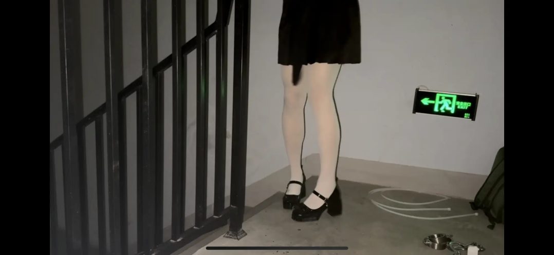 绝望无退路楼道手脚铐定时锁自缚，扎带禁锢，后塞➕白丝袜JK 高跟鞋（伪娘～）-14