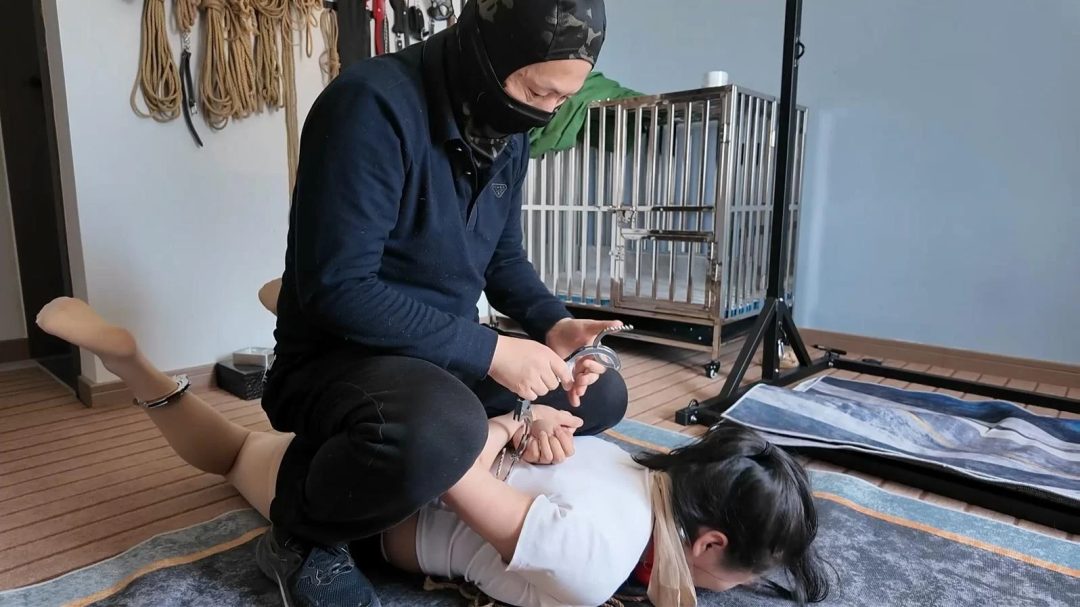 【小遥的故事（下）】 妹妹被绑走后遭暴力禁锢，求生欲拉满的她拼命逃跑，等待她的结局会是怎样的呢？-4