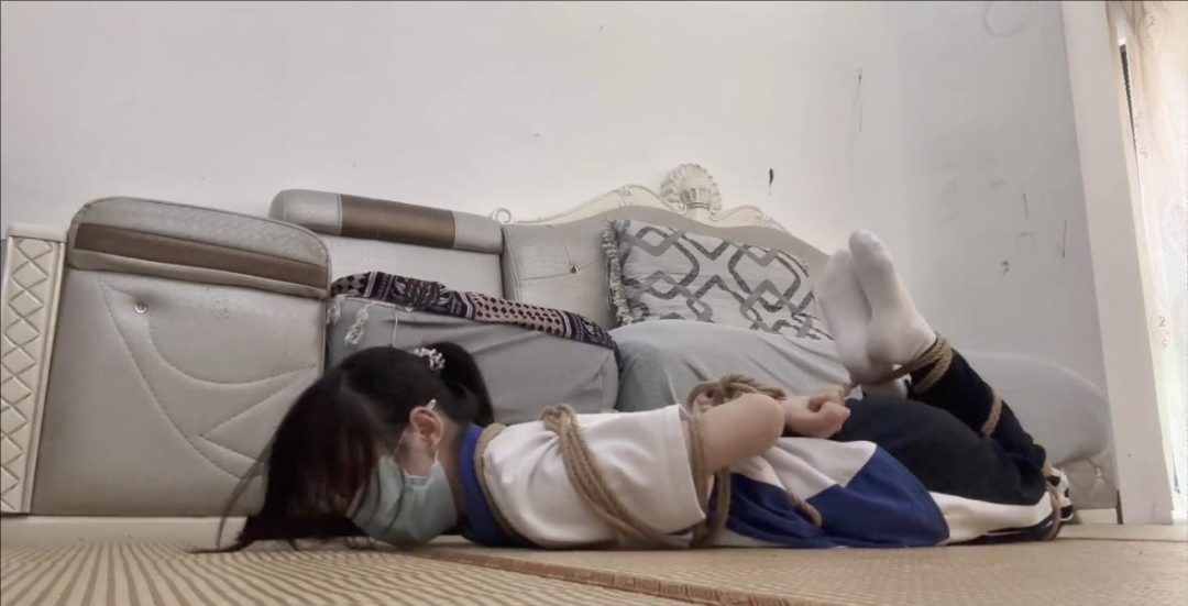 【佳怡工作室】【佳怡】【琳媚】女孩玩游戏被捆起来折磨 没想到女孩挣扎开反捆了-1