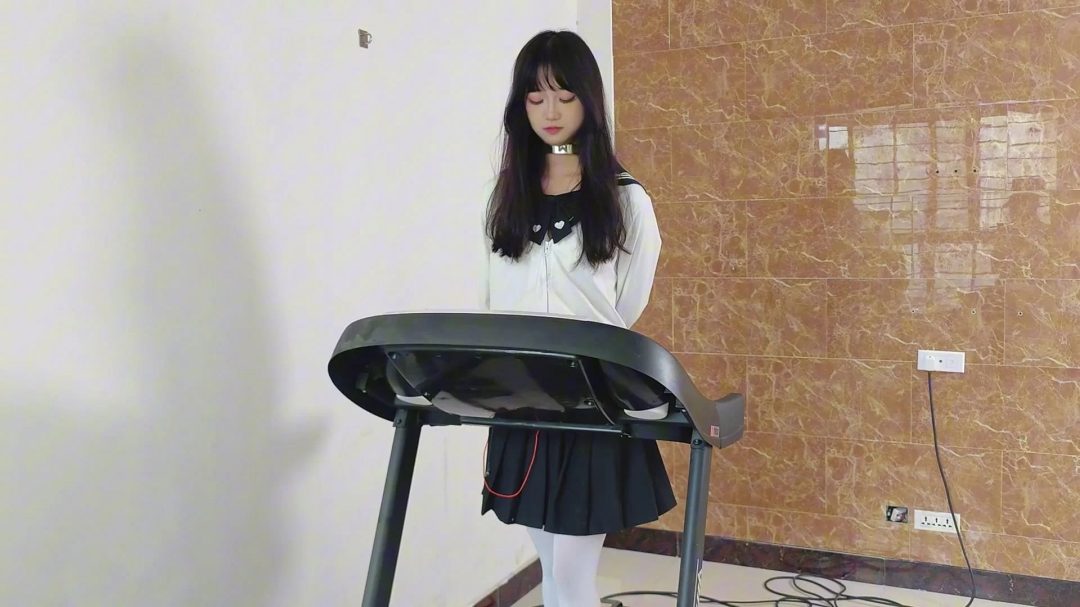 新模特北北展示，168，48kg。体验镣铐拘束跑步机。-4