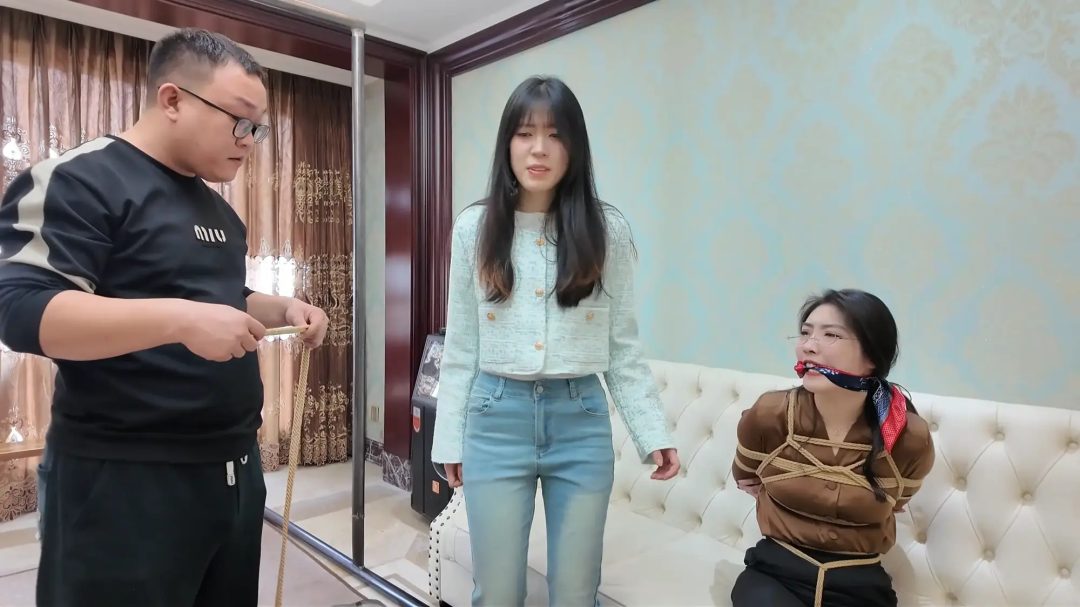 枫叶工作室原创定拍剧情 —《母女劫难》第三集 单亲母女与美女老师绑在椅子上 被房东老王欺凌-3