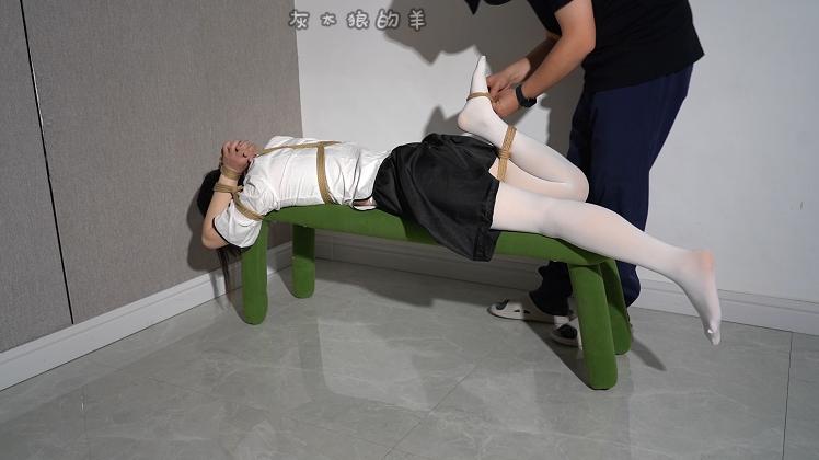 学生妹“民国风”驷马+双手抱头TK挠痒痒，双手举起，脚铐束缚调教不断！-5