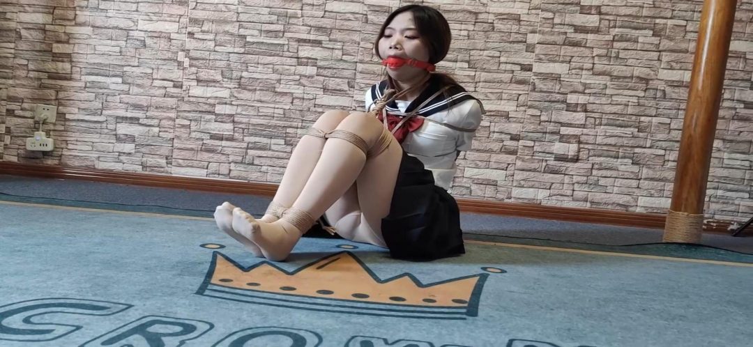 大学生妮妮试镜，大号口球堵嘴《后手观音和直臂并腿海老缚放置》绑得只能扭动完全动不了，大号口球把小嘴塞满撑到极限，受不了，只能挣吟叫解开-8