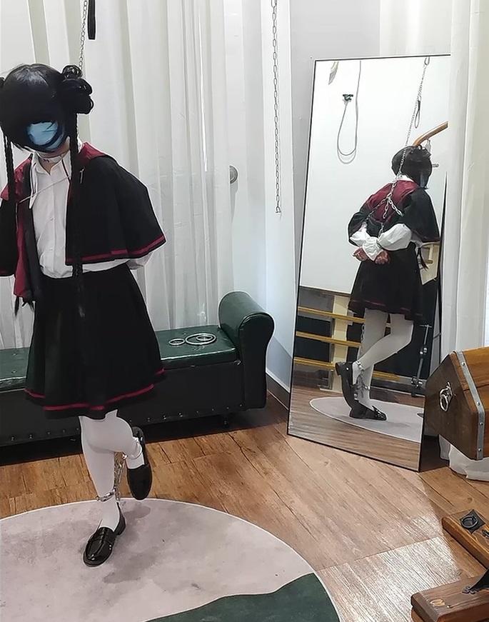 伪娘白丝斗篷JK 锁链站缚放置 椅缚固定伪百合-2
