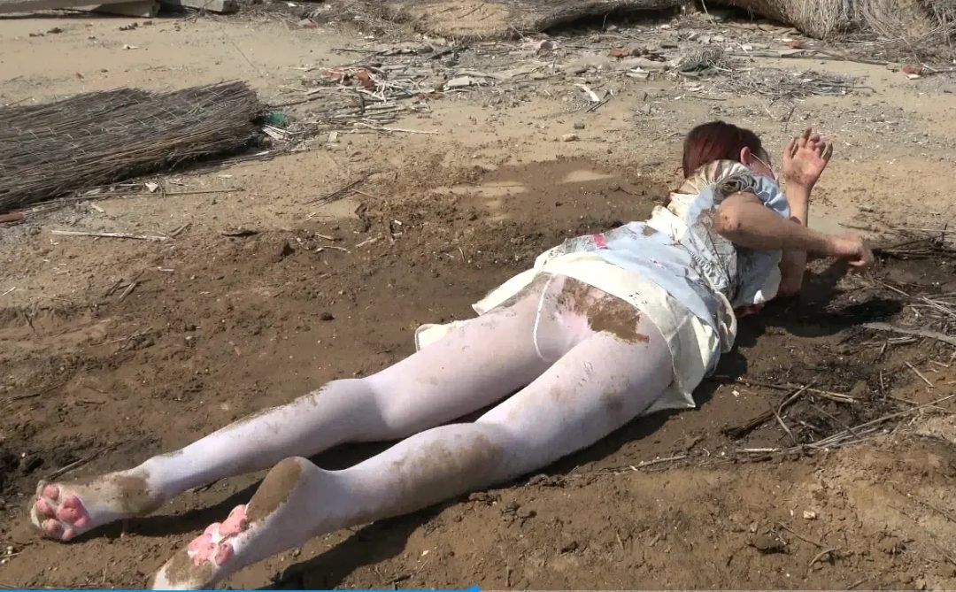醉酒妹子 Jk猫爪白丝废墟玩泥巴臭水果-3