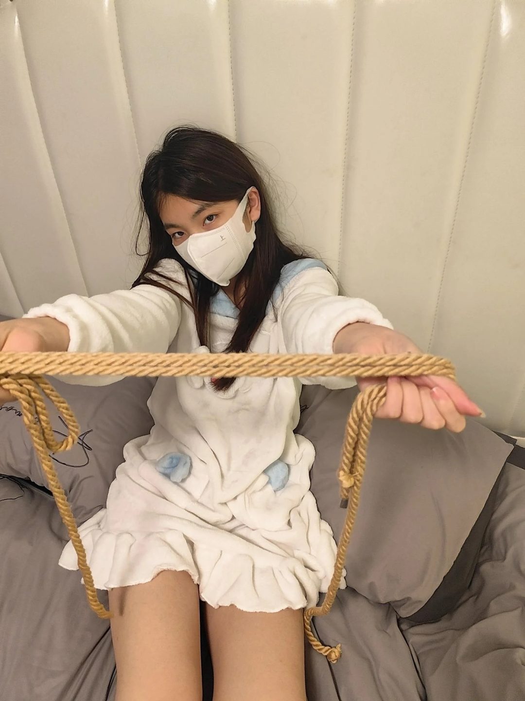 来自鱼果儿圣诞特辑 睡觉前我怎么就被绑起来了，真的好紧啊 （这里是鱼果儿，是一个喜欢唱歌和挑战奇奇怪怪女孩子的小窝）-1