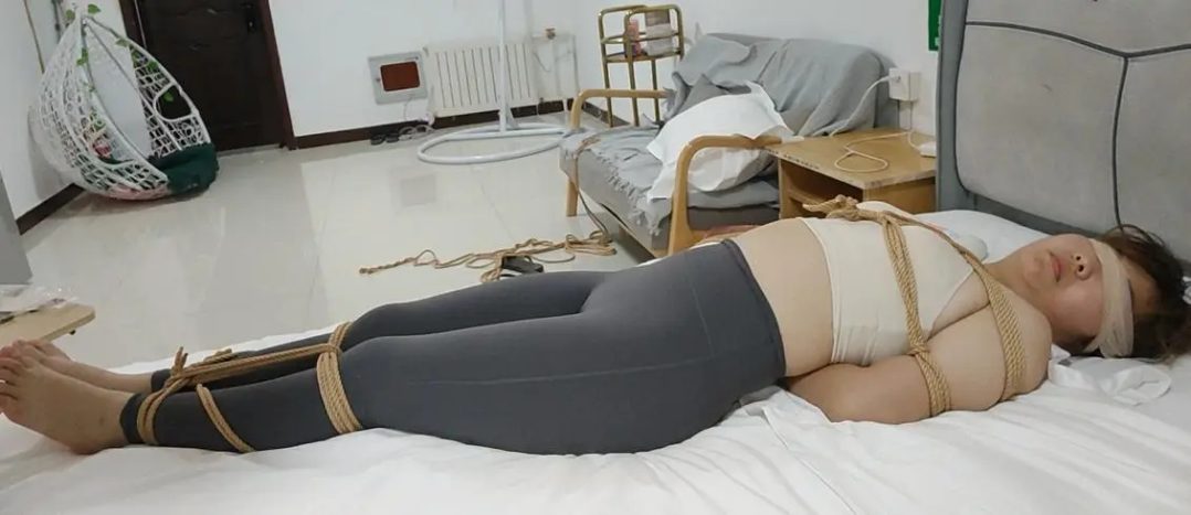 《少妇品鉴会》超紧股绳+长腿蛇缚+黑丝蒙眼+白袜堵嘴+肉丝蒙嘴+驷马TK+瑜伽裤-3 《少妇品鉴会》超紧股绳+长腿蛇缚+黑丝蒙眼+白袜堵嘴+肉丝蒙嘴+驷马TK+瑜伽裤-3