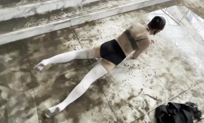 电竞少女白丝Jk公厕污水地面打滚 踩便便 半裸打滚爬行 全程高能-8