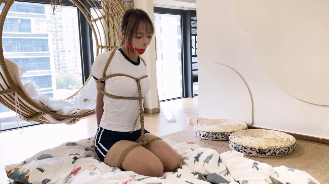 奥特曼定拍：新模特学生妹直臂后手吊跪缚放置 体验各种堵嘴工具流口水-1