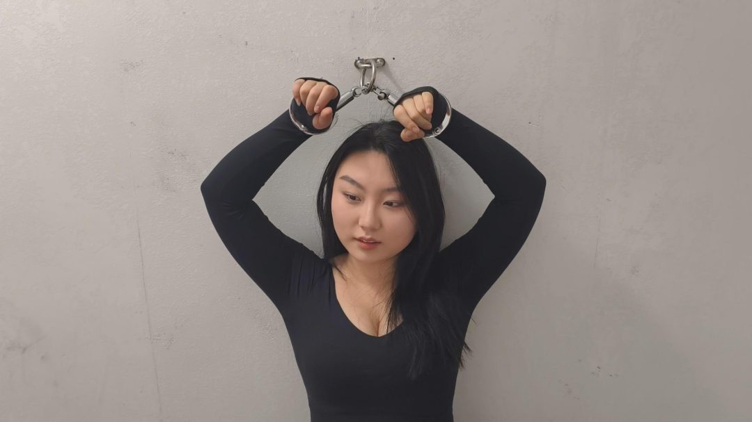 【忘忧社工作室】新模特想体验手铐脚镣，工作人员为他戴上手铐，并让他感受其感觉。接着，模特被要求试戴脚铐，但因工作人员操作不当，导致脚铐反了且太紧-5