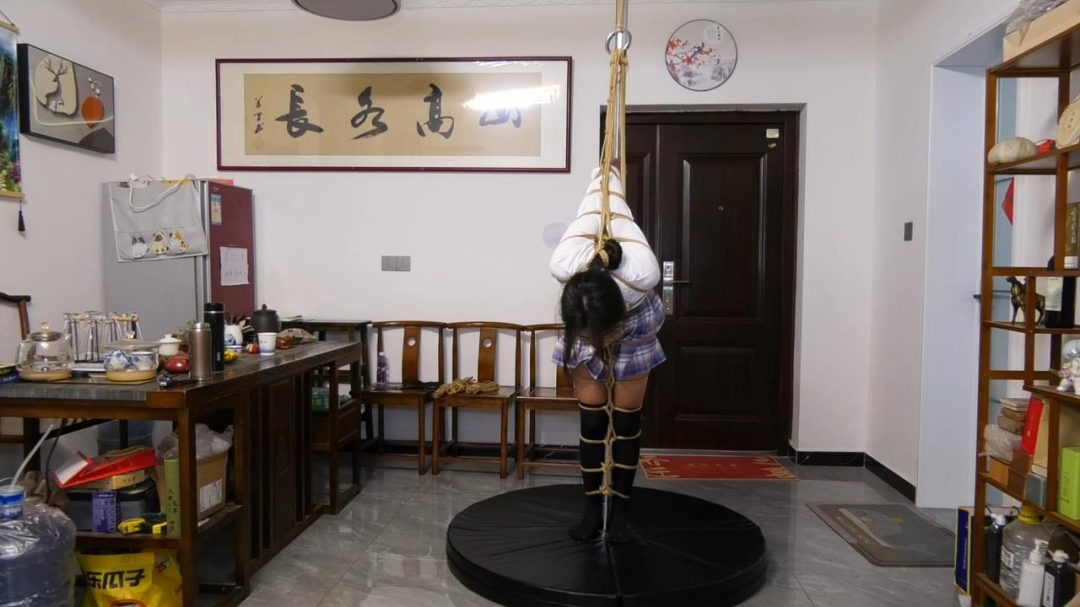 新片《一根钢管花样缚》被绑架的JK服的女学生花样捆缚-2