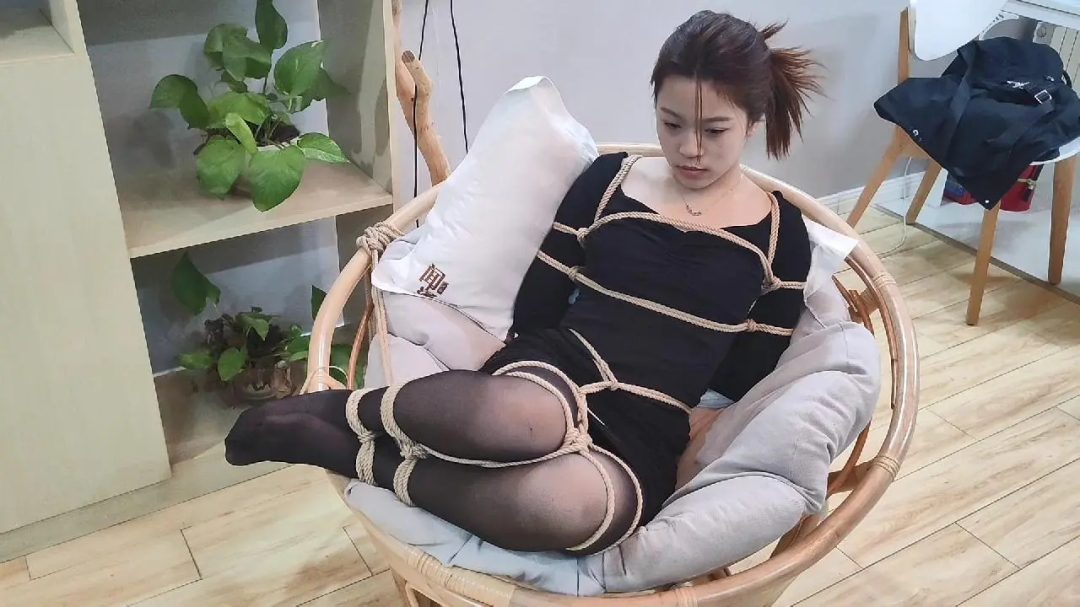 约拍系列 黑丝美女被缚圆椅，驷马捆绑-2