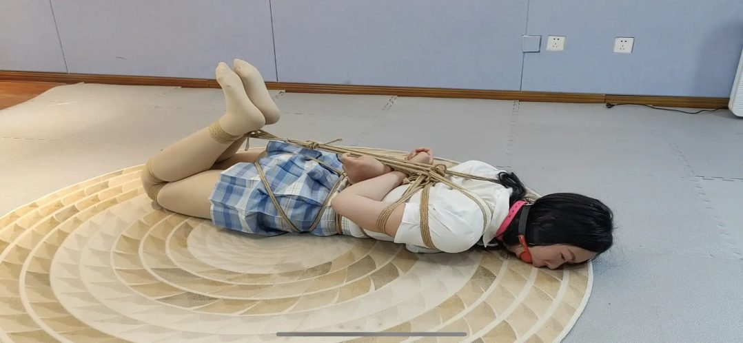《孟芳海老缚和驷马紧缚放置访谈》两款大号口球和丝袜堵嘴，放置崩溃-3